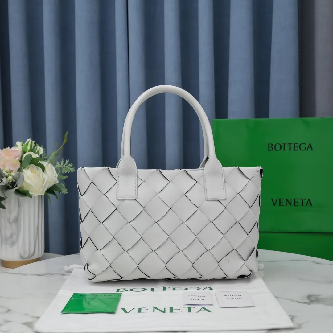 MAXI CABAT tote handbag 😎 ✧Bottega veneta.͙Hand-woven has its own characteristics, the original lambskin 🐑I really like their craftsmanship. Whether it is a bright bright color or a low-key dark color, it looks very textured when you pick it up. It seems that all colors can be made to look good, and it is also very convenient for daily wear. It is a classic and fashionable must-have. If you like it, hurry up ؔʶ̷ ˡ̲̮ ؔʶ̷✧ Size: 33*23*12, model number [9891#]